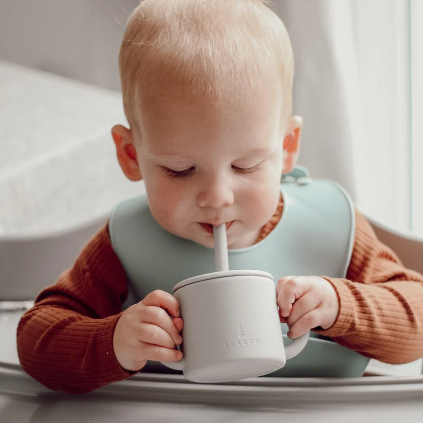 Tasse en silicone avec poignée et paille