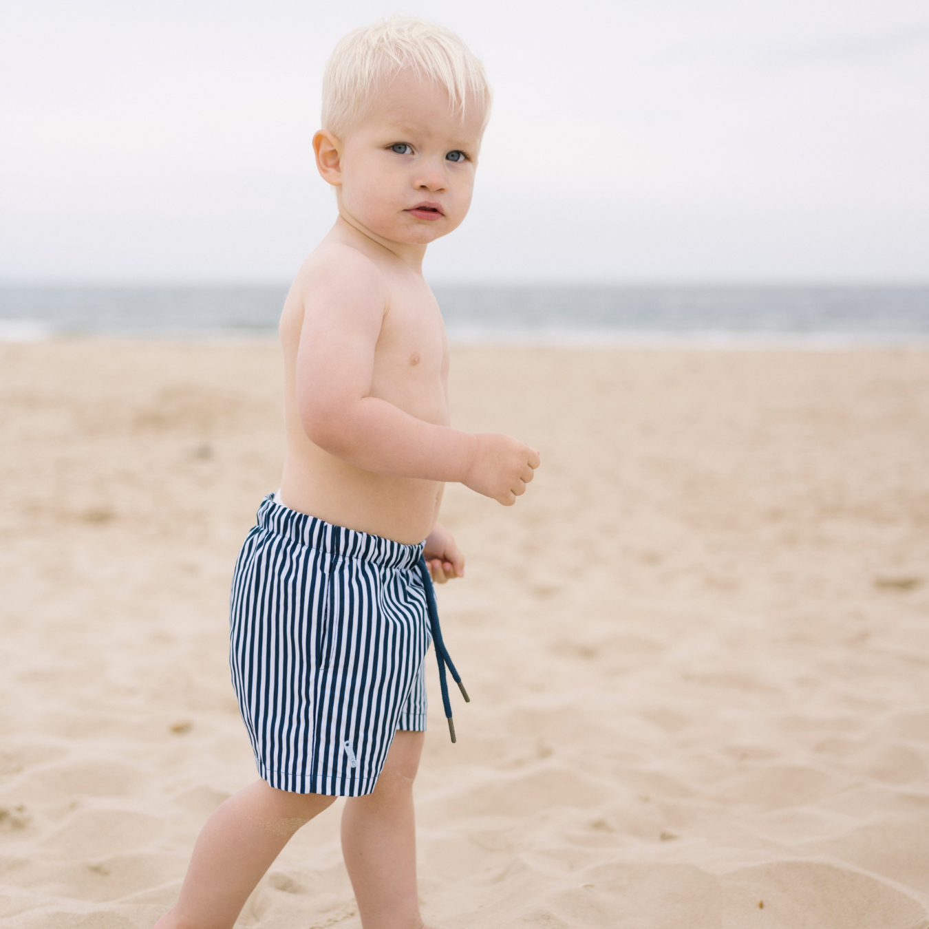 Ragazzi, costume da bagno a strisce nautiche